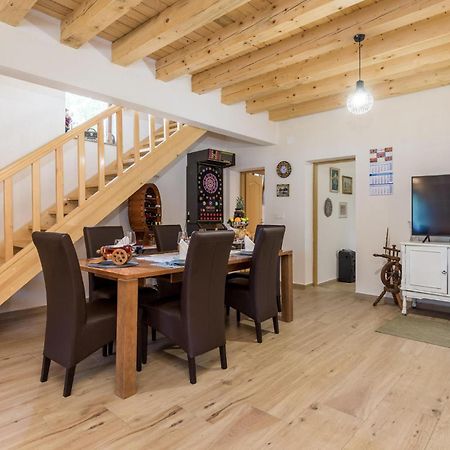Amazing Home In Vrzici With Jacuzzi ภายนอก รูปภาพ