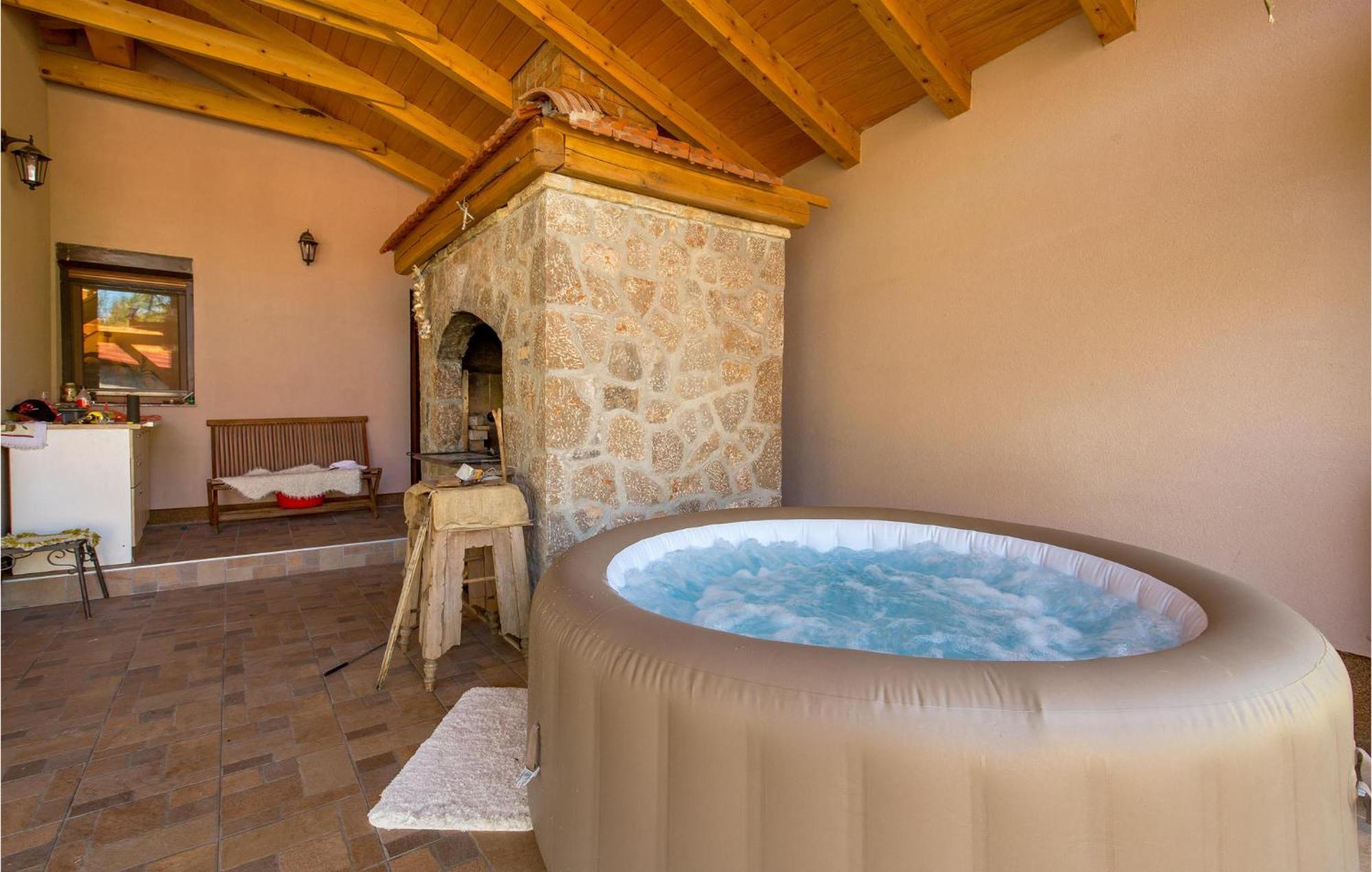 Amazing Home In Vrzici With Jacuzzi ภายนอก รูปภาพ