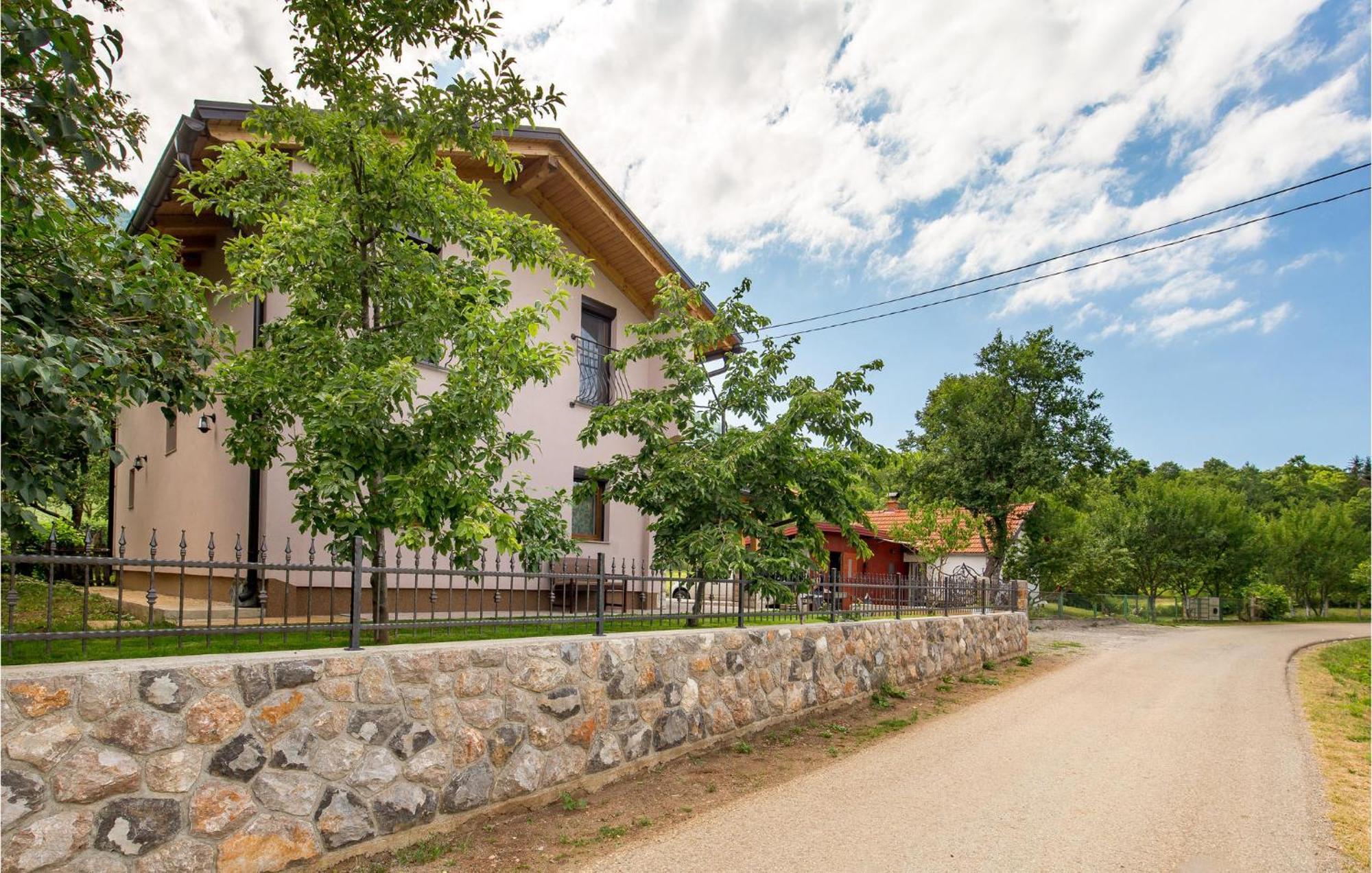 Amazing Home In Vrzici With Jacuzzi ภายนอก รูปภาพ