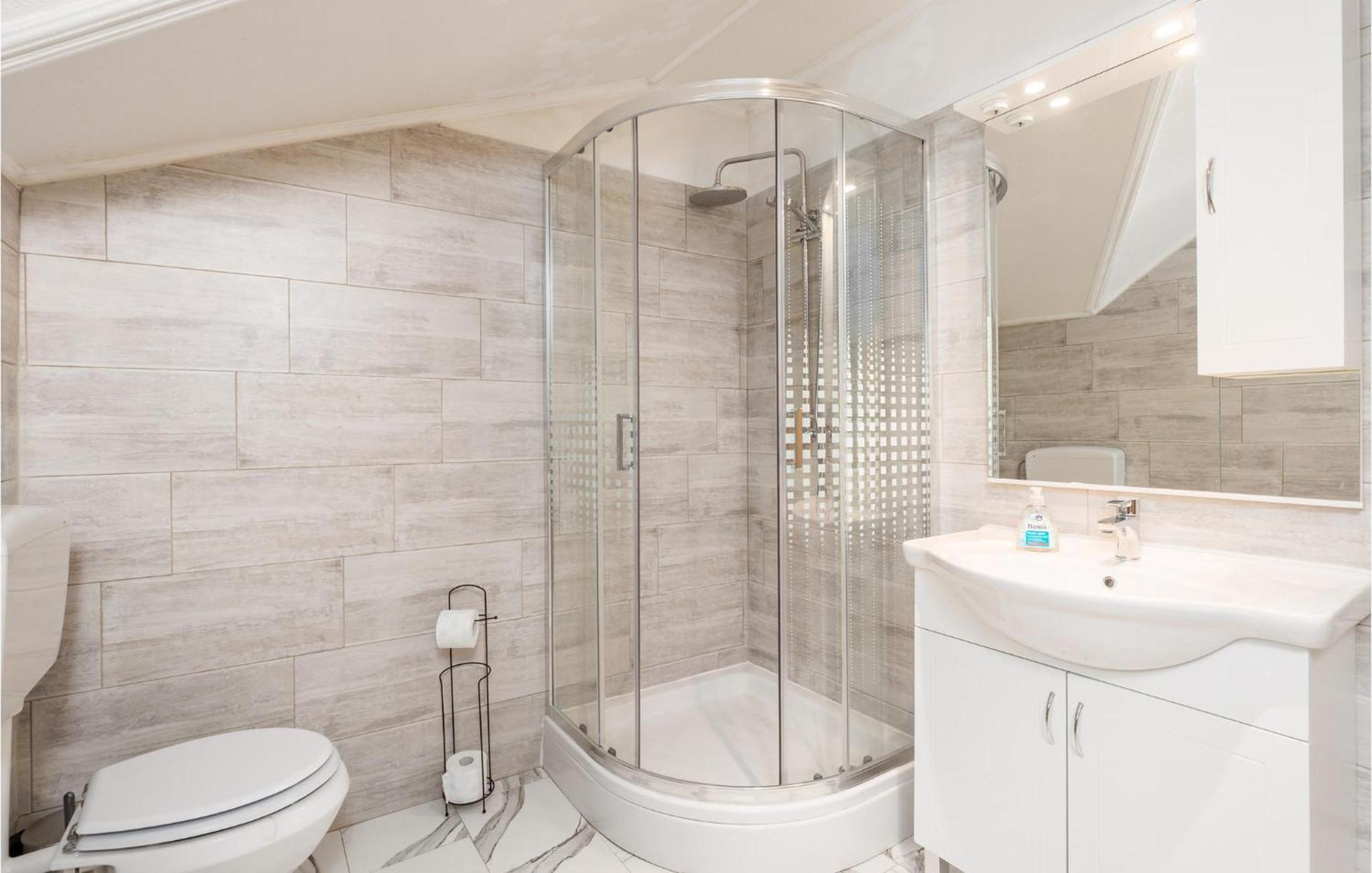 Amazing Home In Vrzici With Jacuzzi ภายนอก รูปภาพ