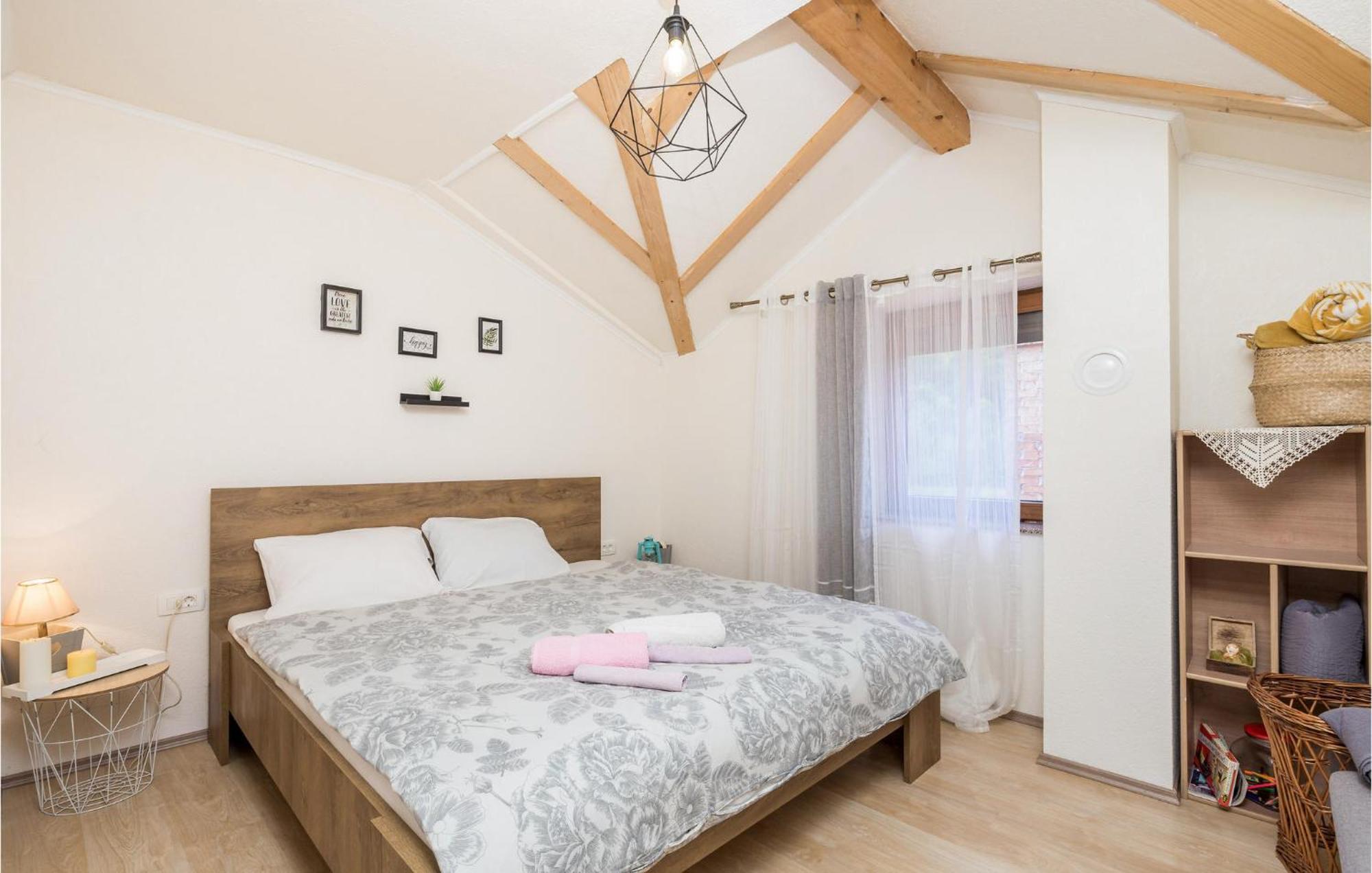 Amazing Home In Vrzici With Jacuzzi ภายนอก รูปภาพ