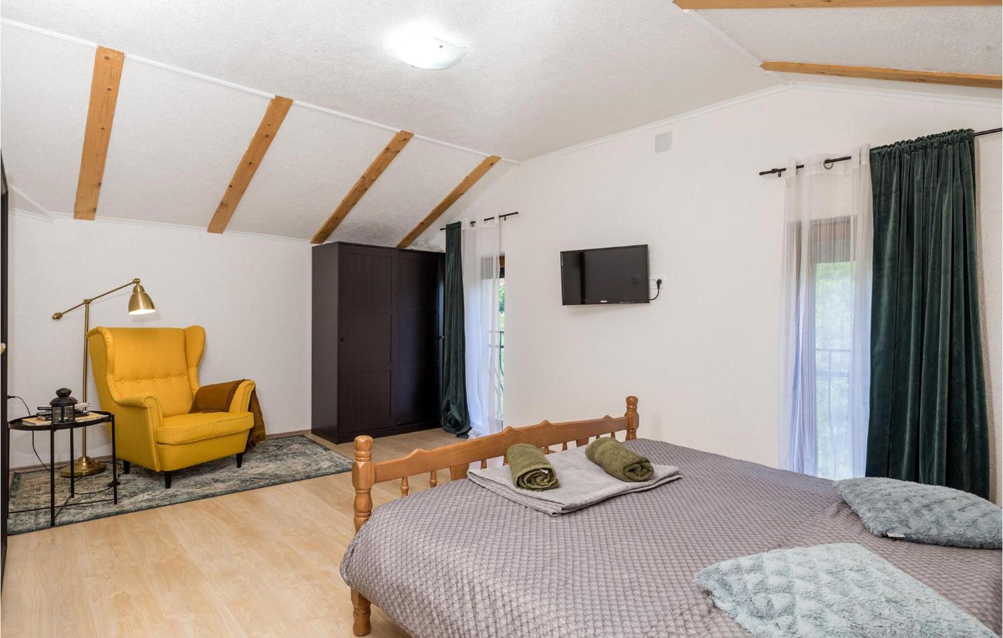 Amazing Home In Vrzici With Jacuzzi ภายนอก รูปภาพ